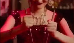 美女被叉视频,美女被叉视频引发的深思